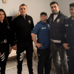 Down Sendromlu Melik&rsquo;e polislerden s&uuml;rpriz doğum g&uuml;n&uuml; kutlaması