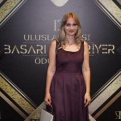 Dijital eğitimin yıldızı Elif &Ouml;ğretmen'e b&uuml;y&uuml;k &ouml;d&uuml;l!