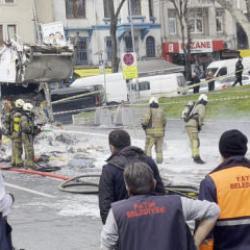 Fatih'te &ccedil;&ouml;p kamyonu patladı: Cadde trafiğe kapatıldı!