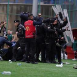 Fenerbah&ccedil;e'ye saldırı! Y&ouml;netici a&ccedil;ıklama yaptı: İnşallah buradan sağ salim &ccedil;ıkarız