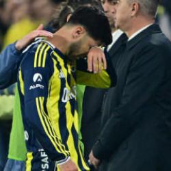 Fenerbah&ccedil;e'ye derbide şok! Yıldız isim ma&ccedil;a devam edemedi