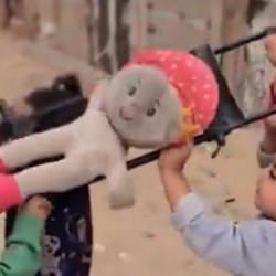 Gazzeli &ccedil;ocukların y&uuml;rek burkan cenaze oyunu