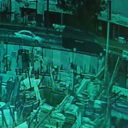 G&uuml;venlik kamerası kaydetti: Ters y&ouml;ne giren otomobil dehşet sa&ccedil;tı