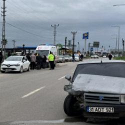 Hatay'da 2 otomobil &ccedil;arpıştı! Yaralı var