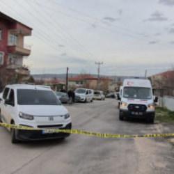 İki oğlunun bı&ccedil;ak ve nacakla saldırdığı baba &ouml;ld&uuml;!