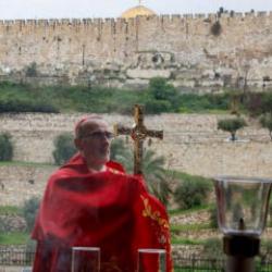 İsrail polisi engellemişti! Kardinal Pizzaballa Zeytin Dağı'ndan Kud&uuml;s'&uuml; kutsadı