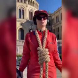 İsrail'in idam kararına urganlı tepki! Parlamento binasının &ouml;n&uuml;nde boynuna ge&ccedil;irdi