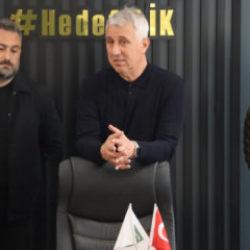 İstifa etmişti! Şampiyon hoca takımına g&ouml;zyaşlarıyla veda etti