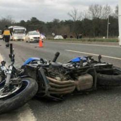 İzmir'de bariyere &ccedil;arpan motosikletin s&uuml;r&uuml;c&uuml;s&uuml; &ouml;ld&uuml;