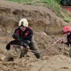 İzmir'de &ccedil;amura saplanan &ccedil;ocukları itfaiye kurtardı