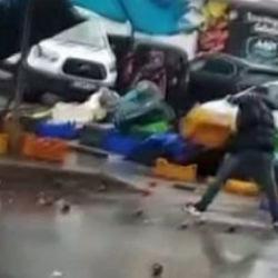 İzmir'de cinnet getiren manav satırla dehşet sa&ccedil;tı