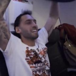 Kaptan Hakan &Ccedil;alhanoğlu'ndan 'Bir oluruz yolunda' performansı