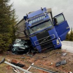 Kaygan yolda savrulan TIR dehşet sa&ccedil;tı!