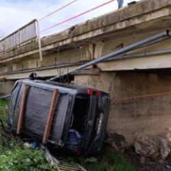 Kazada savrulan hafif ticari ara&ccedil;, dere yatağına u&ccedil;tu: 4 yaralı
