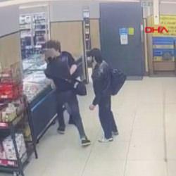 K&uuml;&ccedil;&uuml;k&ccedil;ekmece&rsquo;de kendilerinden ş&uuml;phelenen market &ccedil;alışanına yumruk atıp ka&ccedil;tılar 