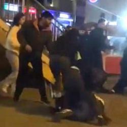 Liselilerin laf atma kavgası sokağı savaş alanına &ccedil;evirdi