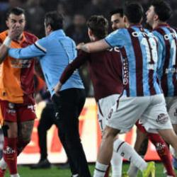 Ma&ccedil; bitti saha karıştı! Galatasaray'ın yıldızı kırmızı kart g&ouml;rd&uuml;