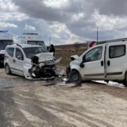 Malatya&rsquo;da iki ara&ccedil; kafa kafaya &ccedil;arpıştı: 4 yaralı