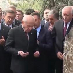 MHP lideri Bah&ccedil;eli, Alparslan T&uuml;rkeş'in kabrini ziyaret etti