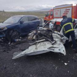 Nevşehir'de iki otomobil &ccedil;arpıştı: 1 &ouml;l&uuml;, 2 yaralı