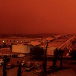 Korku filmi gibi! Toz bulutu &uuml;lkeyi adeta yuttu