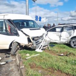 Korkun&ccedil; kaza! &Ouml;ğrenci servis minib&uuml;s&uuml; ile otomobil &ccedil;arpıştı: 13 yaralı