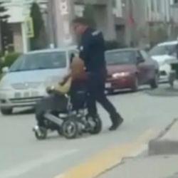 Osmaniye'de polis memurundan ak&uuml;l&uuml; sandalyedeki kadına y&uuml;rek ısıtan yardım