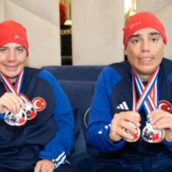 Otizmli ikiz kardeşler başarılarıyla g&ouml;z dolduruyorlar!