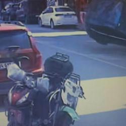 Otomobil park halindeki araca &ccedil;arpıp takla attı