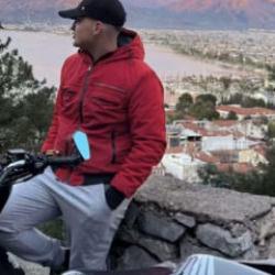 Otomobille &ccedil;arpışan motosikletin s&uuml;r&uuml;c&uuml;s&uuml; &ouml;ld&uuml;