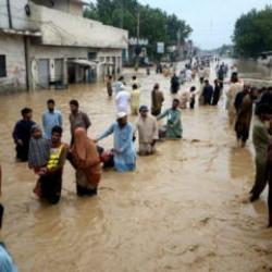 Pakistan'da can kaybı 40'a ulaştı! 15 kişi mahsur kaldı