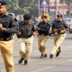 Pakistan'da polis karakoluna saldırı! &Ouml;l&uuml; ve yaralılar var