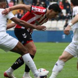 Play-off hedefleyen takıma evinde darbe! 4 goll&uuml; ma&ccedil;ı kazanıp zirveden kopmadılar