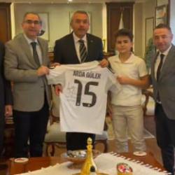 Erdoğan'dan imzalı Arda G&uuml;ler forması istemişti: Rizeli Safa formasına kavuştu