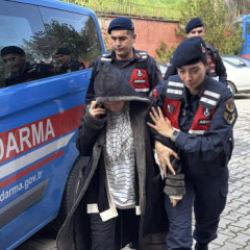 Tartıştığı kocasını başından vurarak &ouml;ld&uuml;rd&uuml;