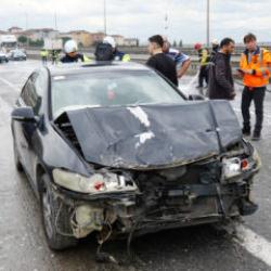 Tem Otoyolu'nda yola d&ouml;k&uuml;len atıklar kazaya neden oldu: 7 ara&ccedil; birbirine girdi