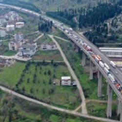 TEM'de feci kaza! 2 TIR ve 2 otomobil &ccedil;arpıştı! Uzun kuyruklar oluştu