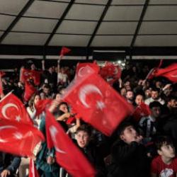 T&uuml;rkiye D&uuml;nya Kupası'nı kutluyor! Vatandaşlar sokağa d&ouml;k&uuml;ld&uuml;