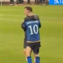 T&uuml;rkiye-Kosova ma&ccedil;ında viral olan anlar! Kenan, sevinmeyi bıraktı arkadaşını teselli etti