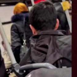 Tuzla'da otob&uuml;ste baş&ouml;rt&uuml;s&uuml; d&uuml;şmanlığı: Sen kafandaki t&uuml;lbenti bir &ccedil;ıkart