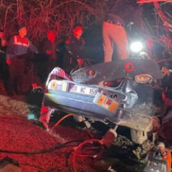 Yol kenarındaki ağaca &ccedil;arptı: 2 &ouml;l&uuml;!