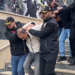 Kan donduran cinayet: Eşiyle ilişkisi olduğunu d&uuml;ş&uuml;nd&uuml;ğ&uuml; adamı &ouml;ld&uuml;rd&uuml;