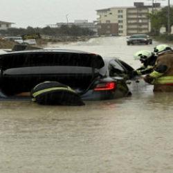 3 ilde yollar g&ouml;le d&ouml;nd&uuml;, evleri su bastı! Mahsur kalan ara&ccedil;lar var