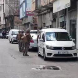 5 kişiyi rehin alan cezaevi firarisi, ikna edilip g&ouml;zaltına alındı