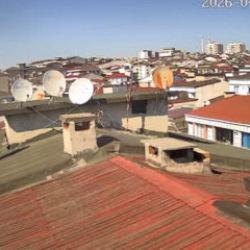 Esenyurt'ta &ccedil;atıya &ccedil;ıkarak hırsızlık yapan ş&uuml;pheliler mahalle sakinlerini şaşkına &ccedil;evirdi