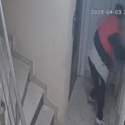 Esenyurt&rsquo;ta şaşkına &ccedil;eviren hırsız: Kapıyı a&ccedil;amayınca iğren&ccedil;lik yaptı