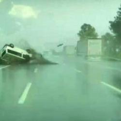 Adana gişelerinde bariyerlere &ccedil;arpan panelvan takla attı