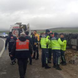 Aksaray'da otob&uuml;s devrildi: 20 yaralı!