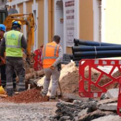 Alsancak'ta "bitmeyen altyapı &ccedil;alışmaları" tepki &ccedil;ekiyor