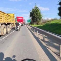 Ataşehir'de dehşet anları: Motosiklet s&uuml;r&uuml;c&uuml;s&uuml; yolcunun sa&ccedil;ını &ccedil;ekti